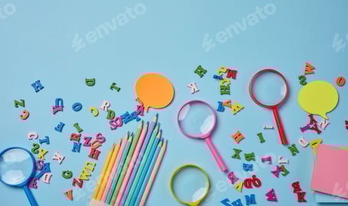 Visualização: Papelaria disposta em um fundo azul. Notas adesivas multicoloridas e letras
de madeira