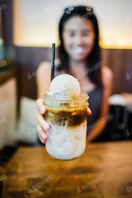 Visualização: Jovem mulher segurando um carro alegórico na Farm to Table, Bangkok, Tailândia