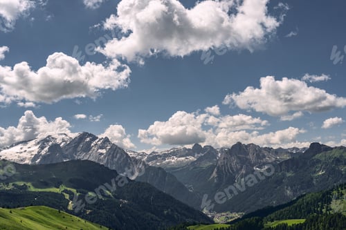 Vorschau: Landschaft Alpen mit Bergen unter blauem Himmel