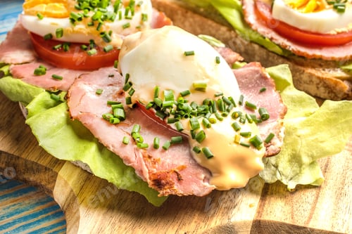 Preview: Sandwich with tomatoes, eggs and lettuce.