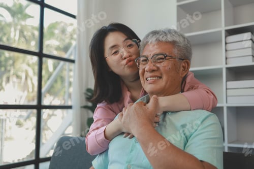 Preview: A father and daughter sat in the living room happily spending time together after not seeing each ot