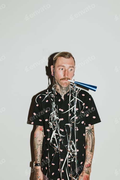 Visualização: Homem em uma festa depois da festa