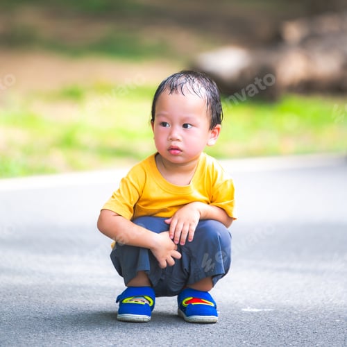 Preview: Asian boy's head is soaked in sweat from the hot and humid weather.