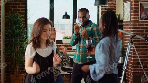 Visualização: Amigos alegres dançando na festa do apartamento, se divertindo juntos, fazendo movimentos de dança enérgicos