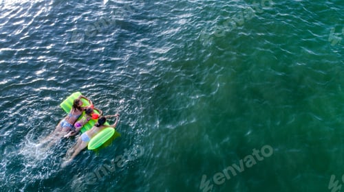 Preview: Green sea in which mom and daughters swim