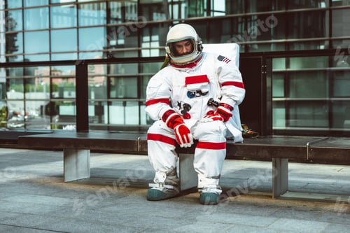 Preview: spaceman in a futuristic station