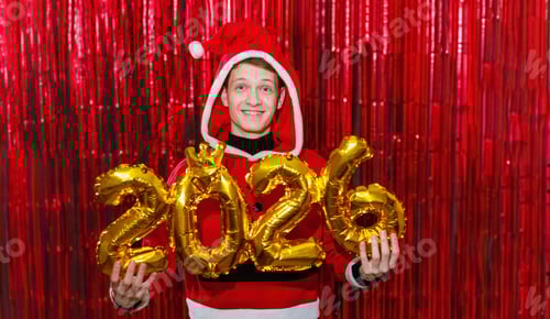 Visualização: Feliz Papai Noel dá as boas-vindas ao Ano Novo de 2026. Conceito de férias.