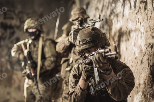 Preview: Soldier with automatic weapon