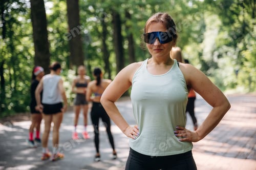 Preview: In sunglasses. Group of runners are together outdoors