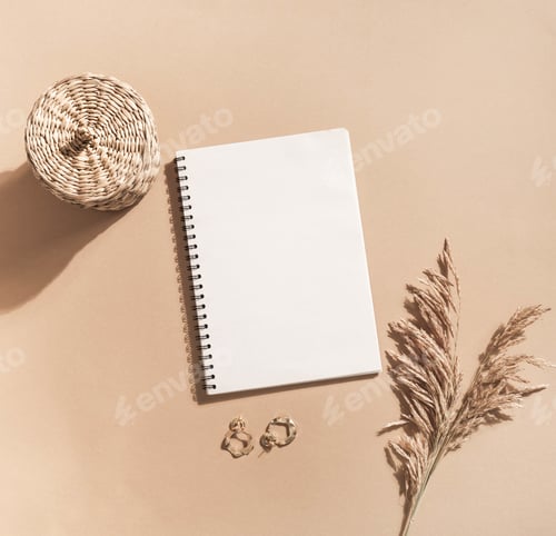 Vista previa: Notepad sheet, sprigs of reeds, gold earrings and wicker box