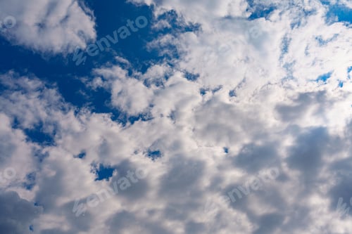 Vorschau: Blauer Himmel mit vielen weißen Wolken: Hintergrund für Ersatz oder inspirierende Ideen