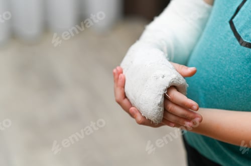 Preview: broken arm of a child in a cast.