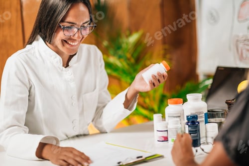 Visualização: Profissional de medicina funcional recomendando suplemento dietético a um cliente