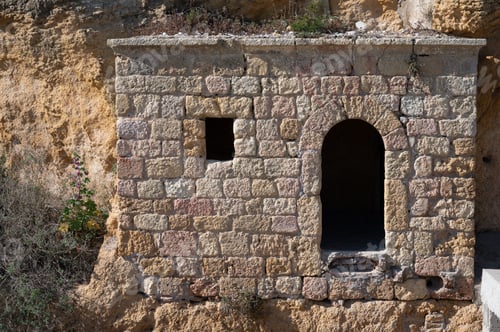 Preview: Small old stone house hidden on the beach