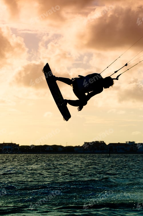 Vorschau: Silhouette eines fliegenden Kitesurfers