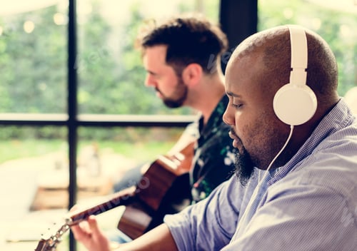 Visualização: Homens curtindo a música juntos