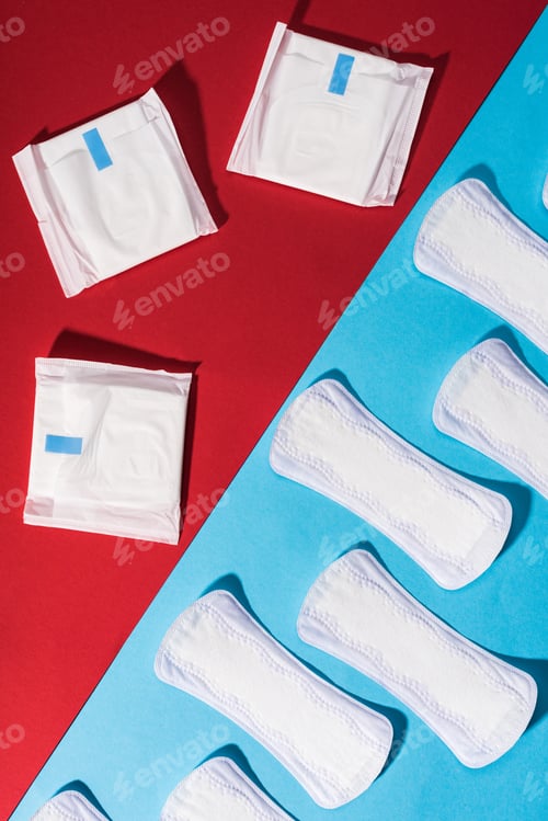 Preview: top view of pads and daily liners on red and blue