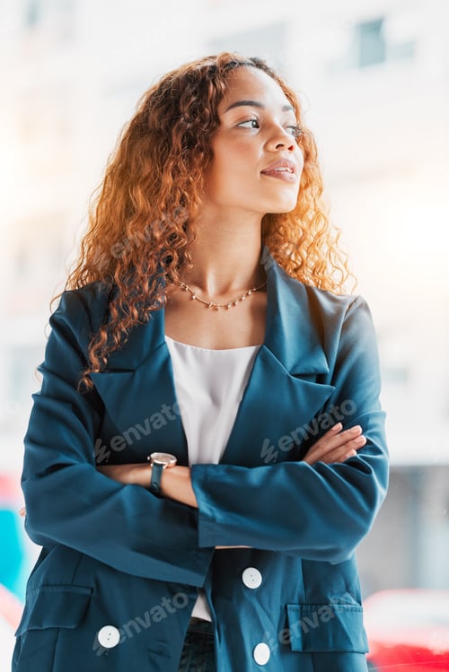 Vista previa: Business, woman arms crossed and thinking for opportunity, vision and success with new project. Fem
