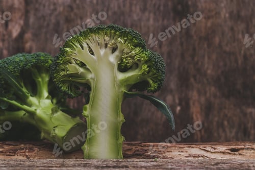 Preview: Broccoli on the table