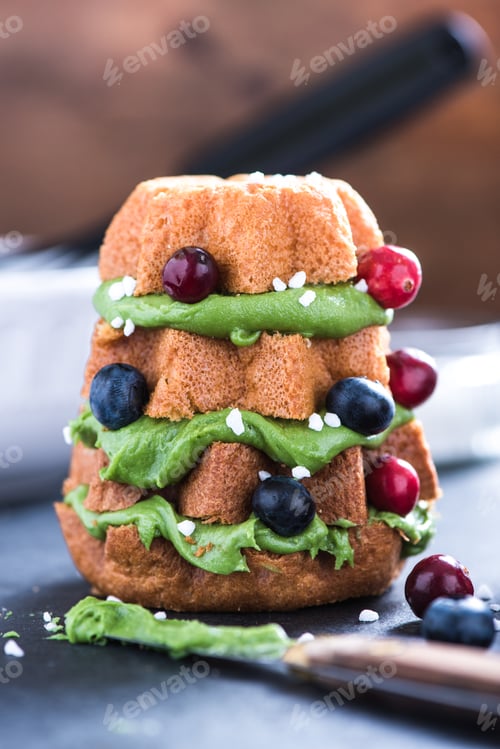 Preview: Christmas tree made from cake, fruits and frosting