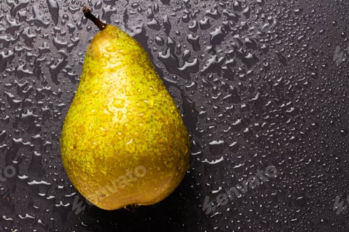 Preview: Pear fruit isolated on wet black background