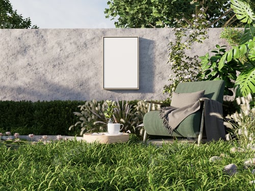 Visualização: Moldura de maquete na parede com concreto para área de estar ao ar livre.