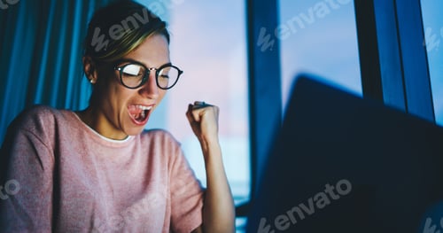 Preview: Screaming woman with laptop after workday