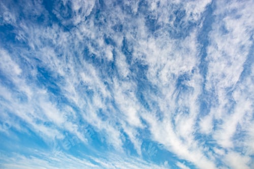 Vorschau: Blauer Himmelshintergrund mit winzigen gestreiften Stratus Cirrus-Wolken. Abklarungstag und gutes Windwetter