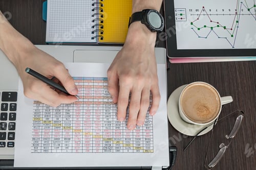 Vista previa: primer plano manos masculinas haciendo cálculo financiero