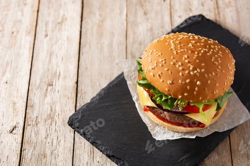 Preview: Cheeseburger with beef,tomato, lettuce and onion