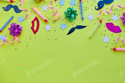 Visualização: fundo amarelo, o conceito de hora da festa, um convite para um aniversário ou outra comemoração.