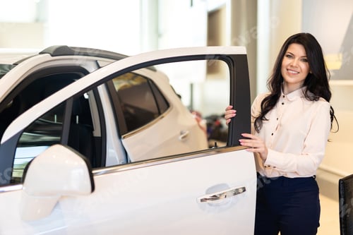 Visualização: Retrato de cliente satisfeito comprando carro novo e examina o carro