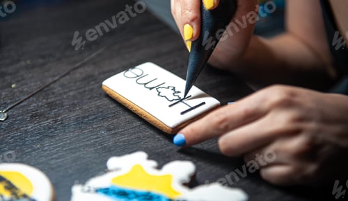 Preview: A woman makes patriotic gingerbread in support of Ukraine.
