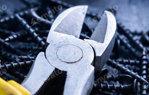 Preview: Side cutter on screws
