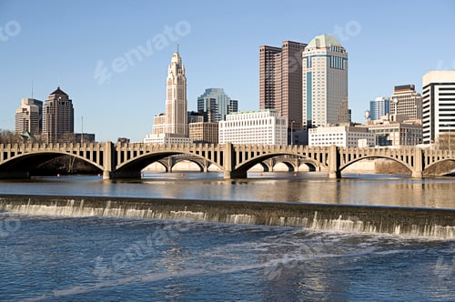 Preview: Scioto river with waterfall and Columbus Ohio skyline, USA