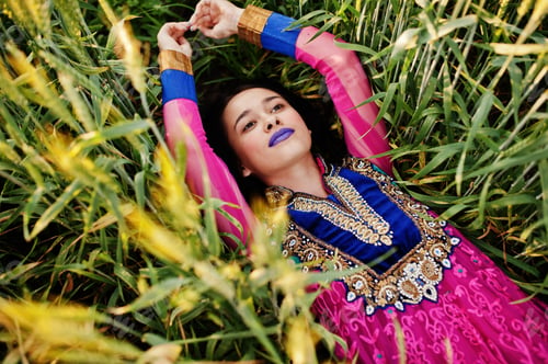 Preview: Tender indian girl in saree