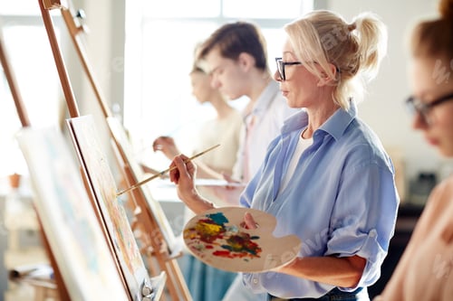 Preview: Woman painting