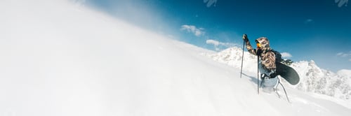 Preview: Snowboarder Ascending Mountain in Wide Banner