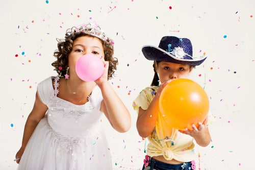 Visualização: meninas festeiras soprando balões