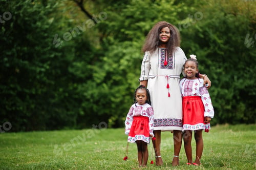 Preview: African family in traditional clothes