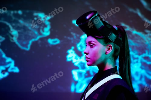 Vorschau: Junge Frau macht Entdeckungen mit virtueller Realität