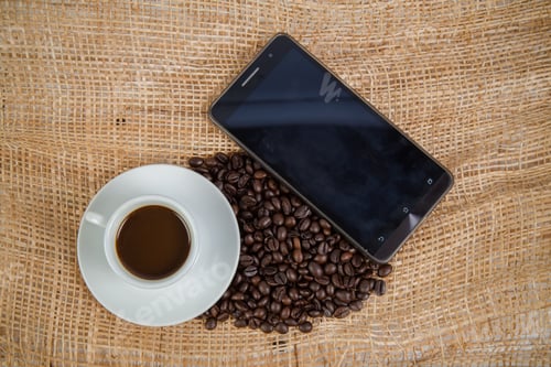 Preview: Coffee cup and beans on a white background.