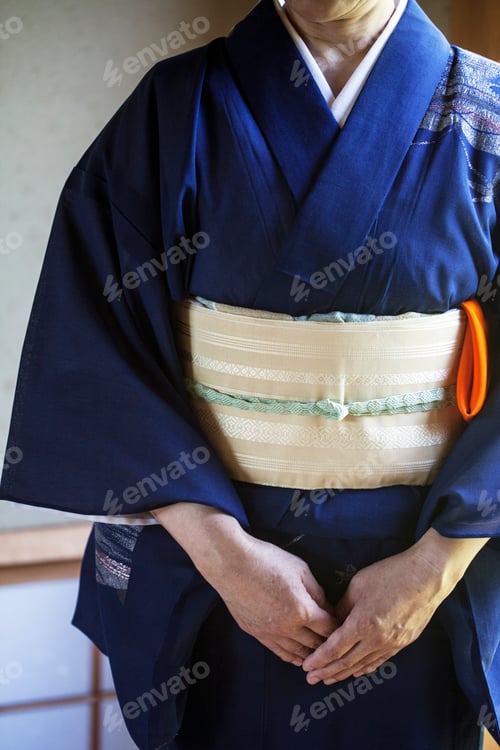 Preview: Japanese woman in kimono with obi kneeling on floor at tea ceremony