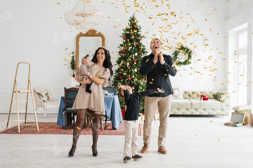 Visualização: Família feliz com crianças comemorando o Natal em casa