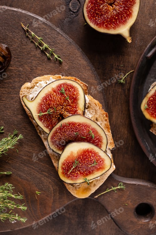 Preview: Bruschetta with sweet figs and honey