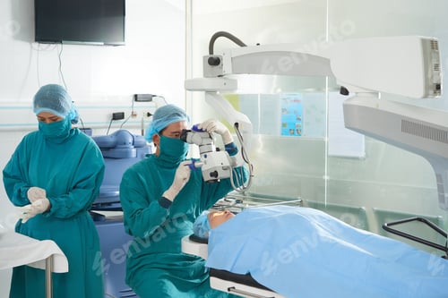Preview: Surgeon adjusting ophthalmic laser