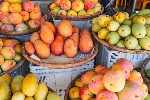 Preview: Various mango varieties are stored for sale on the market in Asia.