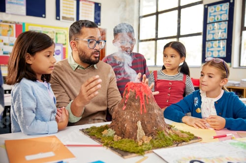 Visualização: Alunos do ensino fundamental aprendendo erupção vulcânica durante a aula de geografia