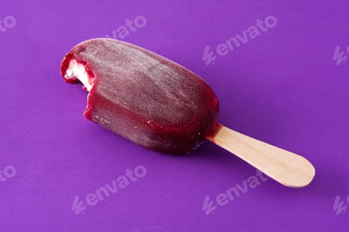 Preview: Packaged strawberry popsicle on violet background