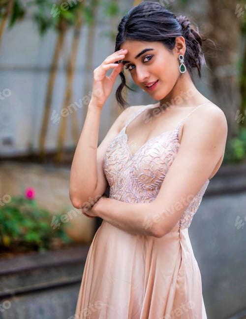 Preview: Beautiful Portrait of Young & Elegant Woman Posing